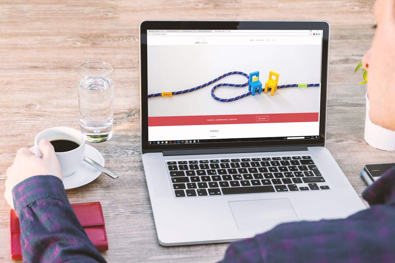 Website-uri Profesionale, Magazine online - laptop and coffee image